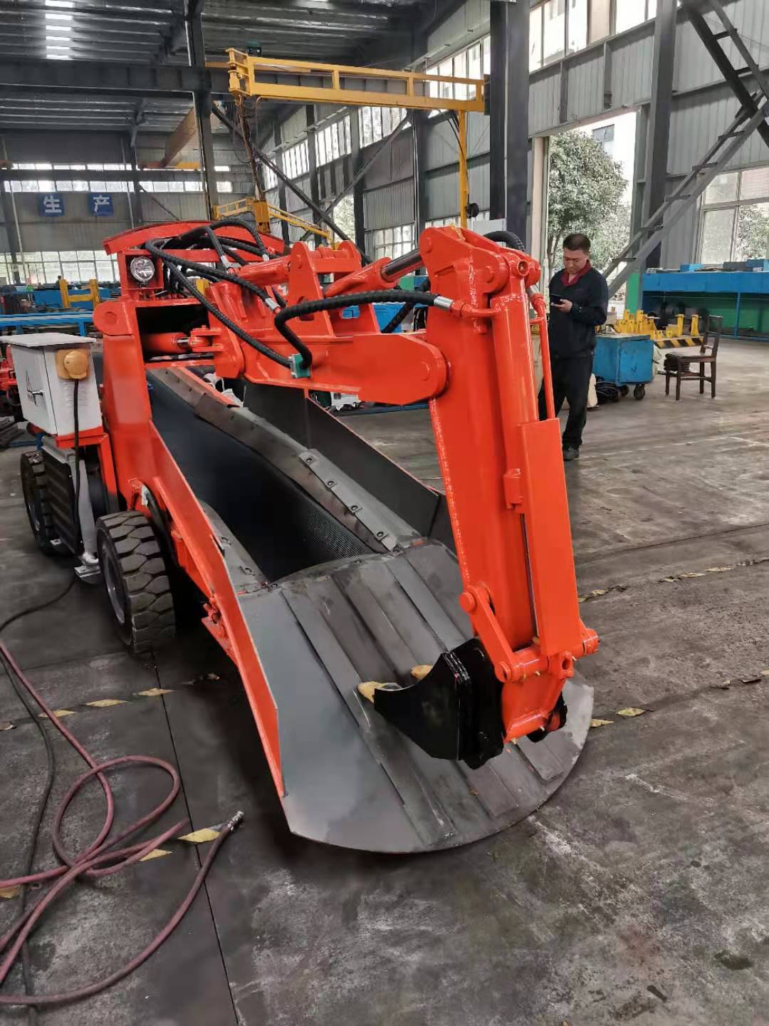 發動機工作正常扒渣機不能行走是什么原因？